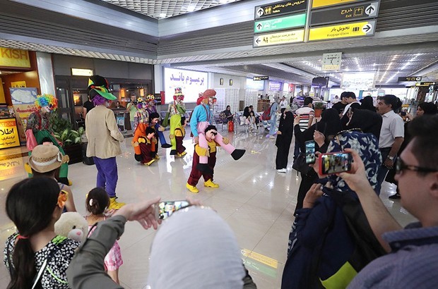 گروه های شاد هنری در فرودگاه کیش به استقبال گردشگران تابستانی می روند.